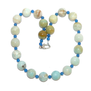 hellblaues Einzelstück, Unikat Statement-Edelsteinkette aus hellgrünblauen & beigegrünen Amazonit-Kugeln Durchmesser 16mm & Blauachat-Kugeln 6mm, Verschluß Metall-Karabiner, Länge 50cm, flexibel auf Stahlseide aufgefädelt - Goldschmiede Danilo