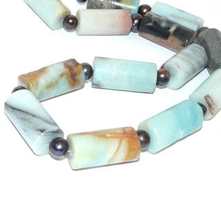 Statement-Einzelstück, eine Unikat-Edelsteinkette aus hellgrünblauen, schwarzgrauen & beigebraunen Amazonit-Zylindern 15mm x 32mm, mit Zwischenteilen aus colorierten schwarzen Süßwasserzuchtperlen, Magnet-Verschluß aus Metall, Länge 53cm, flexibel auf Stahlseide aufgefädelt - Goldschmiede Danilo