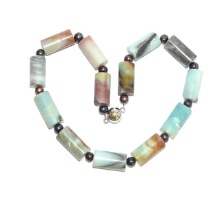 Statement-Einzelstück, eine Unikat-Edelsteinkette aus hellgrünblauen, schwarzgrauen & beigebraunen Amazonit-Zylindern 15mm x 32mm, mit Zwischenteilen aus colorierten schwarzen Süßwasserzuchtperlen, Magnet-Verschluß aus Metall, Länge 53cm, flexibel auf Stahlseide aufgefädelt - Goldschmiede Danilo