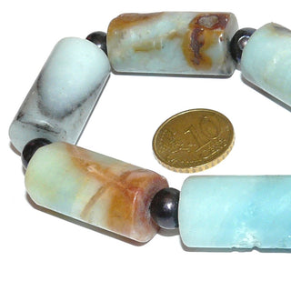Statement-Einzelstück, eine Unikat-Edelsteinkette aus hellgrünblauen, schwarzgrauen & beigebraunen Amazonit-Zylindern 15mm x 32mm, mit Zwischenteilen aus colorierten schwarzen Süßwasserzuchtperlen, Magnet-Verschluß aus Metall, Länge 53cm, flexibel auf Stahlseide aufgefädelt - Goldschmiede Danilo