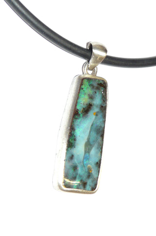 Handarbeit Unikat-Anhänger mit australischem Boulder-Opal, schillernd in blau-türkis mit Muttergestein, 925 Silber seidenmatt, ca.42 mm lang - 
 Handgefertigter Schmuck nur erhältlich bei www.danilogold-shop.de 