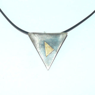 Einzelstück, Handarbeit, dreieckiger Anhänger aus mattiertem 925 Silber  + einer Belötung eines kleineren Dreiecks aus 585 Gold, ca. 30 mm x 30 mm mit verdeckter Aufhängung (ohne Kette) -	Handgefertigtes Unikat! Nur im Onlineshop von Juwelier & Goldschmiede Danilo!