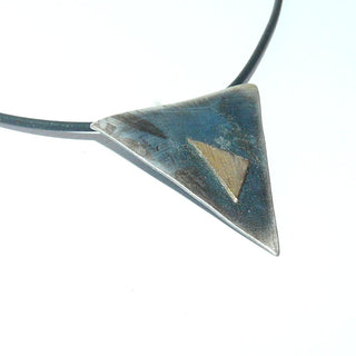 Einzelstück, Handarbeit, dreieckiger Anhänger aus mattiertem 925 Silber  + einer Belötung eines kleineren Dreiecks aus 585 Gold, ca. 30 mm x 30 mm mit verdeckter Aufhängung (ohne Kette) -	Handgefertigtes Unikat! Nur im Onlineshop von Juwelier & Goldschmiede Danilo!