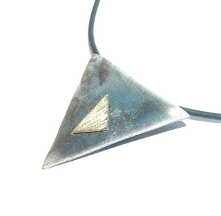 Einzelstück, Handarbeit, dreieckiger Anhänger aus mattiertem 925 Silber  + einer Belötung eines kleineren Dreiecks aus 585 Gold, ca. 30 mm x 30 mm mit verdeckter Aufhängung (ohne Kette) -	Handgefertigtes Unikat! Nur im Onlineshop von Juwelier & Goldschmiede Danilo!