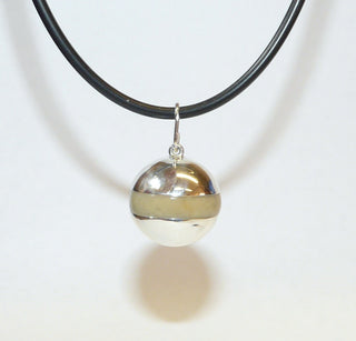 handgefertigtes Einzelstück, variabler Unikat-Anhänger aus Ebenholz, Tagua Nuss + 925 Silber, auseinanderschraubbar und in 3 Varianten tragbar, Maße ca. 36,5 mm x 21 mm mit Schlaufe (Lieferung erfolgt ohne Kette) -	Handgefertigtes Unikat! Nur im Onlineshop von Juwelier & Goldschmiede Danilo!