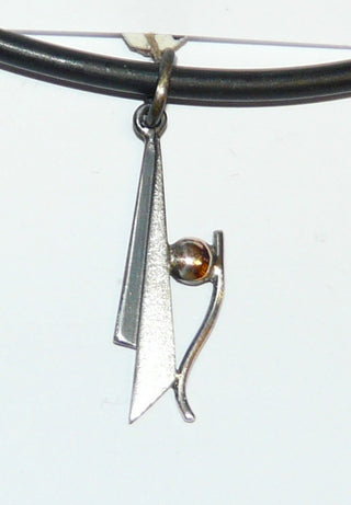 handgefertigtes Einzelstück, Anhänger "tanzende Kugel", gefertigt aus 925 Silber, teilweise geschwärzt und einer Halbkugel aus 585 Gold, Gesamtmaße ca. 35 mm x 9 mm mit Schlaufe (Lieferung erfolgt ohne Kette) -	Handgefertigtes Unikat! Nur im Danilo Gold Online Shop