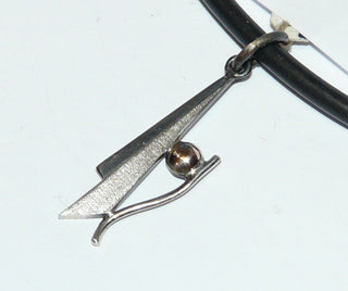 handgefertigtes Einzelstück, Anhänger "tanzende Kugel", gefertigt aus 925 Silber, teilweise geschwärzt und einer Halbkugel aus 585 Gold, Gesamtmaße ca. 35 mm x 9 mm mit Schlaufe (Lieferung erfolgt ohne Kette) -	Handgefertigtes Unikat! Nur im Danilo Gold Online Shop