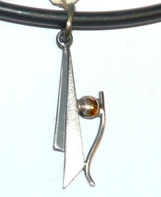 handgefertigtes Einzelstück, Anhänger "tanzende Kugel", gefertigt aus 925 Silber, teilweise geschwärzt und einer Halbkugel aus 585 Gold, Gesamtmaße ca. 35 mm x 9 mm mit Schlaufe - Handgefertigtes Unikat! Nur im Danilo Gold Online Shop