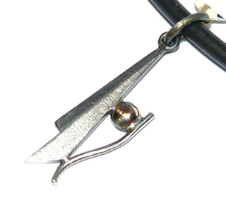 handgefertigtes Einzelstück, Anhänger "tanzende Kugel", gefertigt aus 925 Silber, teilweise geschwärzt und einer Halbkugel aus 585 Gold, Gesamtmaße ca. 35 mm x 9 mm mit Schlaufe - Handgefertigtes Unikat! Nur im Danilo Gold Online Shop