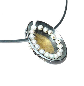 Handarbeit, Einzelstück, Unikat-Anhänger aus 925 Silber oxidiert + 999 Gold (Feingold), Handarbeit in Keum Boo Technik, die Perlen sind mit 750-er Gold Stiften beweglich befestigt (Versand ohne Kette)-	Handgefertigtes Unikat! Nur im Onlineshop von Juwelier & Goldschmiede Danilo!