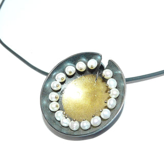 Handarbeit, Einzelstück, Unikat-Anhänger aus 925 Silber oxidiert + 999 Gold (Feingold), Handarbeit in Keum Boo Technik, die Perlen sind mit 750-er Gold Stiften beweglich befestigt (Versand ohne Kette)-	Handgefertigtes Unikat! Nur im Onlineshop von Juwelier & Goldschmiede Danilo!