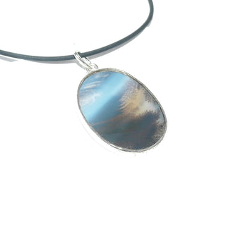 Einzelstück, Anhänger aus 925 Silber mit einem großen ovalen Moosachat "Meerblick", schöne Maserung in Blau und Braun, ca. 39,5 mm x 23,2 mm, beidseitig tragbar, dazu paßt (Lieferung ohne Kautschuk-Kette)-	Unikatschmuck nur erhältlich im Onlineshop von Juwelier & Goldschmiede Danilo! 