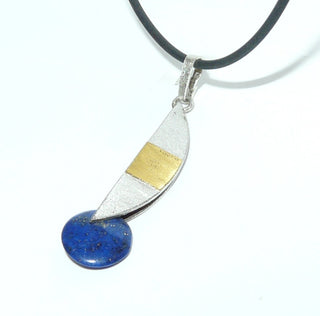 handgefertigtes Einzelstück, Unikat-Anhänger "Segel" aus 925 Silber + einer Belötung eines Rechtecks aus 750 Gelbgold, mattierte Oberflächen, als Abschluß eine königsblaue Lapislazuli-Linse (Lieferung erfolgt ohne Kette)-	Handarbeiten online bestellen bei Juwelier & Goldschmiede Danilo!