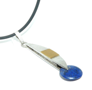 handgefertigtes Einzelstück, Unikat-Anhänger "Segel" aus 925 Silber + einer Belötung eines Rechtecks aus 750 Gelbgold, mattierte Oberflächen, als Abschluß eine königsblaue Lapislazuli-Linse (Lieferung erfolgt ohne Kette)-	Handarbeiten online bestellen bei Juwelier & Goldschmiede Danilo!