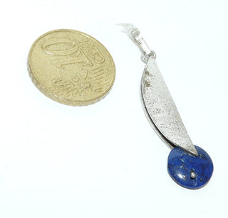 handgefertigtes Einzelstück, Unikat-Anhänger "Segel" aus 925 Silber + einer Belötung eines Rechtecks aus 750 Gelbgold, mattierte Oberflächen, als Abschluß eine königsblaue Lapislazuli-Linse (Lieferung erfolgt ohne Kette)-	Handarbeiten online bestellen bei Juwelier & Goldschmiede Danilo!