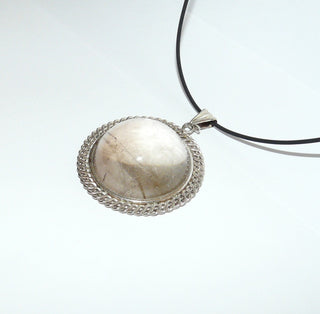Einzelstück, großer Unikat-Anhänger "Kristallkugel" aus 925 Silber mit einem großen, runden Bergkristall-Cabochon mit leicht rauchigem Farbanflug, goldene Rutilnadel-Einschlüsse, Hautkontakt, umrandet mit einer Girlande aus einem Kettenmuster (Lieferung erfolgt ohne Kette) -	Nur erhältlich im Onlineshop von Juwelier & Goldschmiede Danilo!