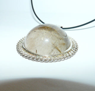 Einzelstück, großer Unikat-Anhänger "Kristallkugel" aus 925 Silber mit einem großen, runden Bergkristall-Cabochon mit leicht rauchigem Farbanflug, goldene Rutilnadel-Einschlüsse, Hautkontakt, umrandet mit einer Girlande aus einem Kettenmuster (Lieferung erfolgt ohne Kette) -	Nur erhältlich im Onlineshop von Juwelier & Goldschmiede Danilo!