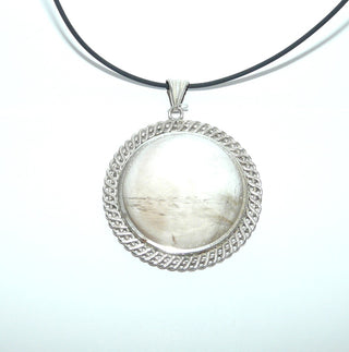 Einzelstück, großer Unikat-Anhänger "Kristallkugel" aus 925 Silber mit einem großen, runden Bergkristall-Cabochon mit leicht rauchigem Farbanflug, goldene Rutilnadel-Einschlüsse, Hautkontakt, umrandet mit einer Girlande aus einem Kettenmuster (Lieferung erfolgt ohne Kette) -	Nur erhältlich im Onlineshop von Juwelier & Goldschmiede Danilo!