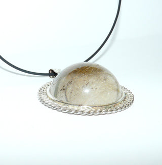 Einzelstück, großer Unikat-Anhänger "Kristallkugel" aus 925 Silber mit einem großen, runden Bergkristall-Cabochon mit leicht rauchigem Farbanflug, goldene Rutilnadel-Einschlüsse, Hautkontakt, umrandet mit einer Girlande aus einem Kettenmuster (Lieferung erfolgt ohne Kette) -	Nur erhältlich im Onlineshop von Juwelier & Goldschmiede Danilo!