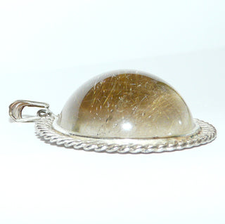 Einzelstück, großer Unikat-Anhänger "Kristallkugel" aus 925 Silber mit einem großen, runden Bergkristall-Cabochon mit leicht rauchigem Farbanflug, goldene Rutilnadel-Einschlüsse, Hautkontakt, umrandet mit einer Girlande aus einem Kettenmuster (Lieferung erfolgt ohne Kette) -	Nur erhältlich im Onlineshop von Juwelier & Goldschmiede Danilo!