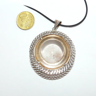 Einzelstück, großer Unikat-Anhänger "Kristallkugel" aus 925 Silber mit einem großen, runden Bergkristall-Cabochon mit leicht rauchigem Farbanflug, goldene Rutilnadel-Einschlüsse, Hautkontakt, umrandet mit einer Girlande aus einem Kettenmuster (Lieferung erfolgt ohne Kette) -	Nur erhältlich im Onlineshop von Juwelier & Goldschmiede Danilo!