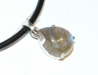 Handgefertigtes Einzelstück, Anhänger aus 925 Silber, Gesamtmaße ca. 18 mm x 9 mm inklusive Schlaufe, ein herrlich blauschimmernder Labradorit-Cabochon in Tropfenform mit schöner Maserung, sicher eingefaßt in einem 4-Krapper-Chaton (Lieferung erfolgt ohne Kette) -	Handgefertigtes Unikat! Nur im Danilo Gold Online Shop!