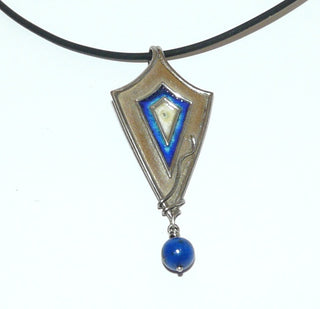 handgefertigtes Einzelstück, Unikat-Anhänger "Raute" aus 925 Silber mit blauem + weißen Emaille + einer pendelnden königsblauen Lapislazuli-Kugel, verdeckte Öse zum Durchfädeln und einer Runddraht-Belötung -	Handgefertigtes Unikat! Nur im Onlineshop von Juwelier & Goldschmiede Danilo!