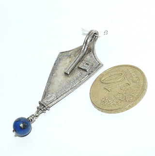handgefertigtes Einzelstück, Unikat-Anhänger schildförmige Raute aus 925 Silber mit blauem + weißen Emaille, sowie einer pendelnden, königsblauen Lapislazuli-Kugel, verdeckte Öse zum Durchfädeln und einer Runddraht-Belötung - Handgefertigtes Unikat! Nur im Onlineshop von Juwelier & Goldschmiede Danilo!