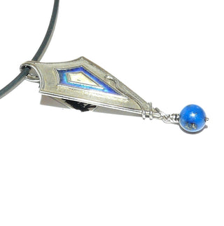 handgefertigtes Einzelstück, Unikat-Anhänger schildförmige Raute aus 925 Silber mit blauem + weißen Emaille, sowie einer pendelnden, königsblauen Lapislazuli-Kugel, verdeckte Öse zum Durchfädeln und einer Runddraht-Belötung - Handgefertigtes Unikat! Nur im Onlineshop von Juwelier & Goldschmiede Danilo!