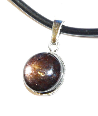 schillerndes Einzelstück, Unikat-Anhänger aus 925 Silber mit einem runden schillernden, dunkel burgund / lila Sternrubin im Cabochon-Schliff, Durchmesser ca.13,5 mm. Dazu paßt Ri 0153 + 0154 - Einzelstücke nur erhältlich bei www.danilogold-shop.de
