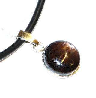 schillerndes Einzelstück, Unikat-Anhänger aus 925 Silber mit einem runden schillernden, dunkel burgund / lila Sternrubin im Cabochon-Schliff, Durchmesser ca.13,5 mm. Dazu paßt Ri 0153 + 0154 - Einzelstücke nur erhältlich bei www.danilogold-shop.de
