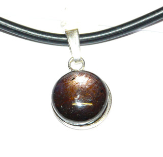 schillerndes Einzelstück, Unikat-Anhänger aus 925 Silber mit einem runden schillernden, dunkel burgund / lila Sternrubin im Cabochon-Schliff, Durchmesser ca.13,5 mm. Dazu paßt Ri 0153 + 0154 - Einzelstücke nur erhältlich bei www.danilogold-shop.de
