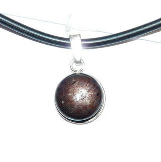 schillerndes Einzelstück, Unikat-Anhänger aus 925 Silber mit einem runden schillernden, dunkel burgund / lila Sternrubin im Cabochon-Schliff, Durchmesser ca.13,5 mm. Dazu paßt Ri 0153 + 0154 - Einzelstücke nur erhältlich bei www.danilogold-shop.de
