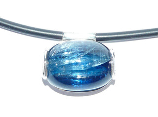 Einzelstück, Handarbeit, Unikat-Anhänger aus 925 Silber mit einem großen blauen Cyanit-Cabochon mit wunderschönen Einschlüssen, gefaßt in einer Halbschale und 2 Schlaufen aus Runddraht, ca. 21,5 mm x 19,5 mm mit Schlaufe -	Handgefertigter Schmuck nur erhältlich bei www.danilogold-shop.de 