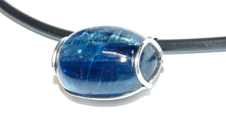 Einzelstück, Handarbeit, Unikat-Anhänger aus 925 Silber mit einem großen blauen Cyanit-Cabochon mit wunderschönen Einschlüssen, gefaßt in einer Halbschale und 2 Schlaufen aus Runddraht, ca. 21,5 mm x 19,5 mm mit Schlaufe -	Handgefertigter Schmuck nur erhältlich bei www.danilogold-shop.de 