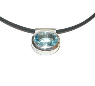 Handarbeit, Einzelstück, Anhänger aus 925 Silber mit einem ovalen facettierten Blautopas sicher eingefaßt in geschlossener Zargenfassung. Aufhängung durch ein Scharnierröhrchen (Lieferung erfolgt ohne Kette) -	Handgefertigtes Unikat! Nur im Danilo Gold Online Shop!