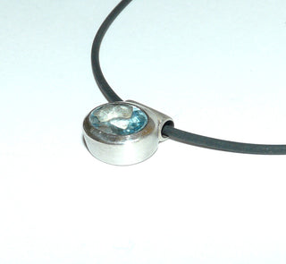 Handarbeit, Einzelstück, Anhänger aus 925 Silber mit einem ovalen facettierten Blautopas sicher eingefaßt in geschlossener Zargenfassung. Aufhängung durch ein Scharnierröhrchen (Lieferung erfolgt ohne Kette) -	Handgefertigtes Unikat! Nur im Danilo Gold Online Shop!