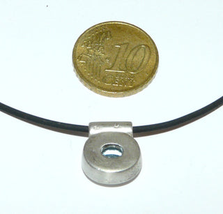 Handarbeit, Einzelstück, Anhänger aus 925 Silber mit einem ovalen facettierten Blautopas sicher eingefaßt in geschlossener Zargenfassung. Aufhängung durch ein Scharnierröhrchen (Lieferung erfolgt ohne Kette) -	Handgefertigtes Unikat! Nur im Danilo Gold Online Shop!
