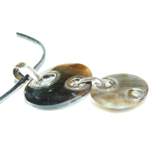 Einzelstück, Unikat-Anhänger aus 925 Silber "Öse & Schlaufe", 2 runde schillernde Perlmutt-Platten, Vorderseite Grau-braun, Rückseite helles Grau-grün, beweglich mit Ösen & Schlaufe verbunden, beidseitig tragbar (Lieferung erfolgt ohne Kette) -	Unikatschmuck nur erhältlich im Onlineshop von Juwelier & Goldschmiede Danilo! 