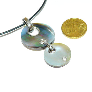 Einzelstück, Unikat-Anhänger aus 925 Silber "Öse & Schlaufe", 2 runde schillernde Perlmutt-Platten, Vorderseite Grau-braun, Rückseite helles Grau-grün, beweglich mit Ösen & Schlaufe verbunden, beidseitig tragbar (Lieferung erfolgt ohne Kette) -	Unikatschmuck nur erhältlich im Onlineshop von Juwelier & Goldschmiede Danilo! 