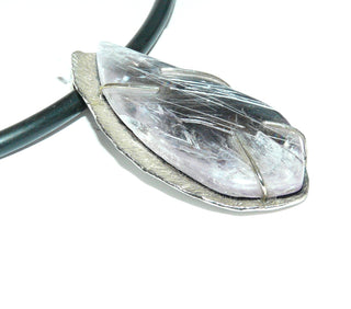 Handarbeit, Unikat-Anhänger aus 925 Silber mit einem zartrosa "Schillertropfen" mit schillernden Einschlüssen, matt + eingravierte funkelnde Strahlen, verdecke Öse (Lieferung erfolgt ohne Kette) -	Handgefertigtes Unikat! Nur im Danilo Gold Online Shop!