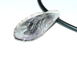 Handarbeit, Unikat-Anhänger aus 925 Silber mit einem zartrosa "Schillertropfen" mit schillernden Einschlüssen, matt + eingravierte funkelnde Strahlen, verdecke Öse (Lieferung erfolgt ohne Kette) -	Handgefertigtes Unikat! Nur im Danilo Gold Online Shop!