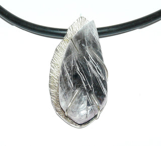 Handarbeit, Unikat-Anhänger aus 925 Silber mit einem zartrosa "Schillertropfen" mit schillernden Einschlüssen, matt + eingravierte funkelnde Strahlen, verdecke Öse (Lieferung erfolgt ohne Kette) -	Handgefertigtes Unikat! Nur im Danilo Gold Online Shop!