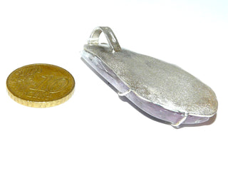 Handgefertigter Unikat-Anhänger aus 925 Silber mit einem zartrosa Kunzit , Naturtropfen, "Schillertropfen", mit schillernden Einschlüssen, matt + eingravierte funkelnde Strahlen, verdecke Öse - Handgefertigtes Unikat! Nur im Danilo Gold Online Shop!
