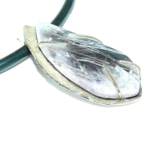 Handgefertigter Unikat-Anhänger aus 925 Silber mit einem zartrosa Kunzit , Naturtropfen, "Schillertropfen", mit schillernden Einschlüssen, matt + eingravierte funkelnde Strahlen, verdecke Öse - Handgefertigtes Unikat! Nur im Danilo Gold Online Shop!