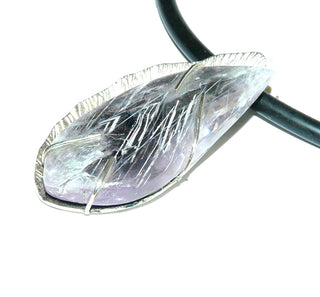 Handgefertigter Unikat-Anhänger aus 925 Silber mit einem zartrosa Kunzit , Naturtropfen, "Schillertropfen", mit schillernden Einschlüssen, matt + eingravierte funkelnde Strahlen, verdecke Öse - Handgefertigtes Unikat! Nur im Danilo Gold Online Shop!