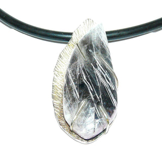 Handgefertigter Unikat-Anhänger aus 925 Silber mit einem zartrosa Kunzit , Naturtropfen, "Schillertropfen", mit schillernden Einschlüssen, matt + eingravierte funkelnde Strahlen, verdecke Öse - Handgefertigtes Unikat! Nur im Danilo Gold Online Shop!