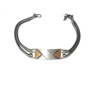 Handgefertigtes Einzelstück, Unikat-Armband, auch als Herrenarmband geeignet, Identitätsarmband mit möglicher Gravurplatte aus 925 Silber, in den Tiefen geschwärzt + zwei aufgelöteten 750 Gold-Dreiecke, 2-reihige Fuchsschwanz-Kette, mattiert, mit einer Gesamtlänge von 20 cm, Karabiner-Verschluß. -	Handgefertigtes Unikat! Nur im Onlineshop von Juwelier & Goldschmiede Danilo!