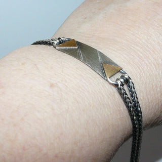 Handgefertigtes Einzelstück, Unikat-Armband, auch als Herrenarmband geeignet, Identitätsarmband mit möglicher Gravurplatte aus 925 Silber, in den Tiefen geschwärzt + zwei aufgelöteten 750 Gold-Dreiecke, 2-reihige Fuchsschwanz-Kette, mattiert, mit einer Gesamtlänge von 20 cm, Karabiner-Verschluß. -	Handgefertigtes Unikat! Nur im Onlineshop von Juwelier & Goldschmiede Danilo!