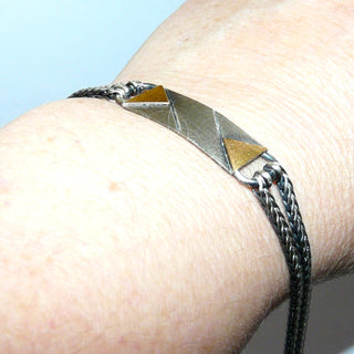 Handgefertigtes Einzelstück, Unikat-Armband, auch als Herrenarmband geeignet, Identitätsarmband mit möglicher Gravurplatte aus 925 Silber, in den Tiefen geschwärzt + zwei aufgelöteten 750 Gold-Dreiecke, 2-reihige Fuchsschwanz-Kette, mattiert, mit einer Gesamtlänge von 20 cm, Karabiner-Verschluß. -	Handgefertigtes Unikat! Nur im Onlineshop von Juwelier & Goldschmiede Danilo!